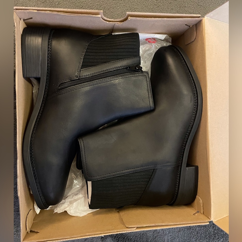 Boots Clarks Women's Maye Palm Boots-New-size 11W-Black